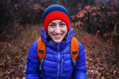 Bir sırt çantası ile gülümseyen kız portresi.