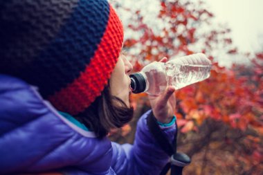 Bir kız bir şişe içecekler.
