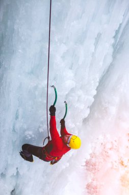 Dağcı buza tırmanıyor.