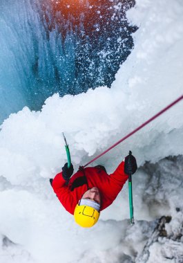 dağcı buzda tırmanıyor