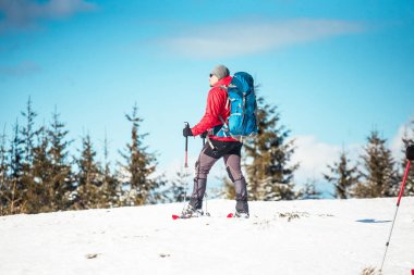 Dağcı kış dağlarda.