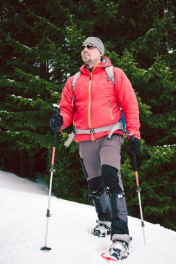 Dağcı kış dağlarda.