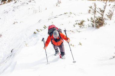 Kar ayakkabılarını erkekte.