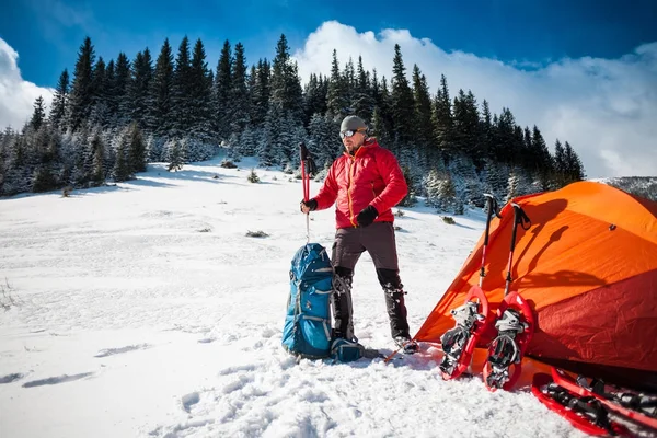 Bergsteiger sammelt einen Rucksack — Stockfoto