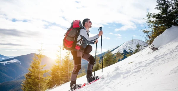 Touriste masculin en raquettes à neige . — Photo