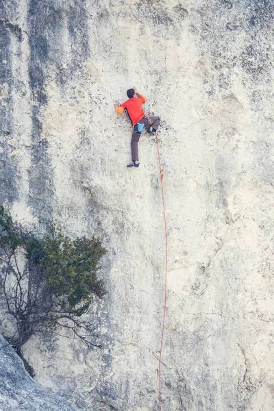 Un hombre sube a la roca . — Foto de Stock