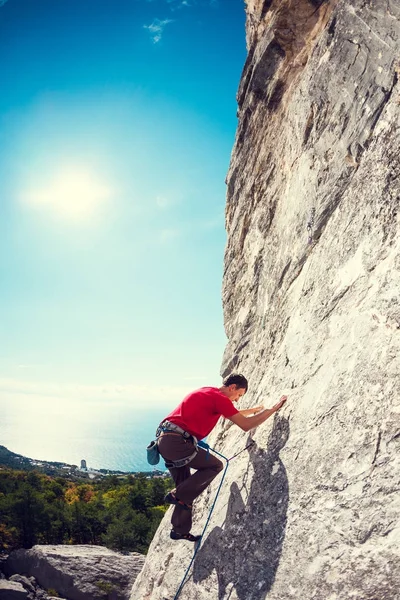 Um alpinista numa rocha . — Fotografia de Stock