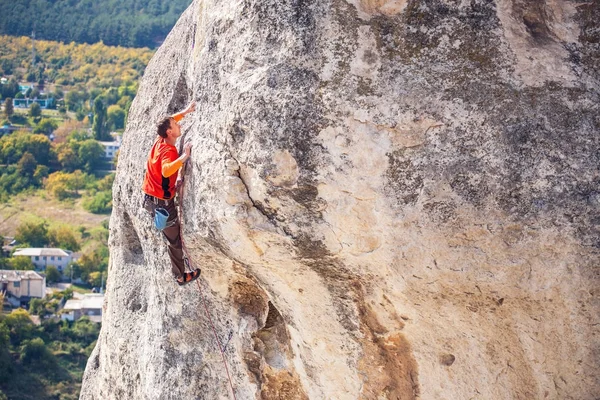 Un escalador en una roca . — Foto de Stock