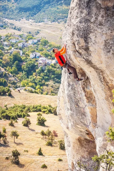 Un escalador en una roca . — Foto de Stock
