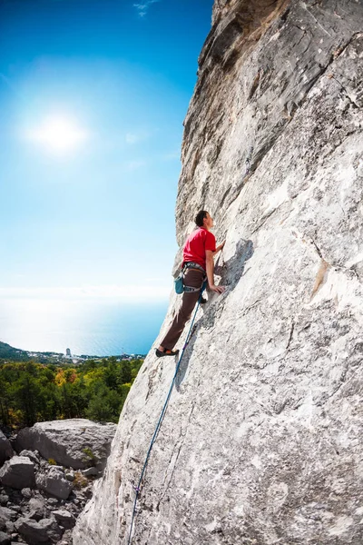 Un escalador en una roca . — Foto de Stock