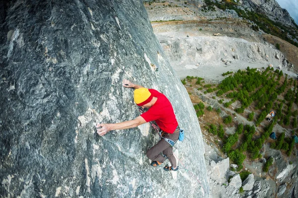 Bir adam kaya tırmanıyor.