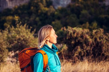 bir sırt çantası ile bir kız.