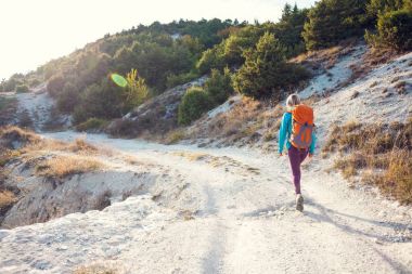 bir sırt çantası ile bir kız.