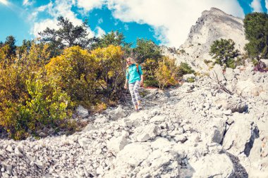 bir sırt çantası ile bir kız.