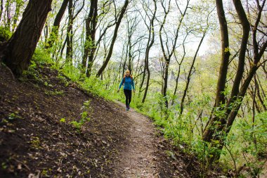 Sırt çantası ile kız.