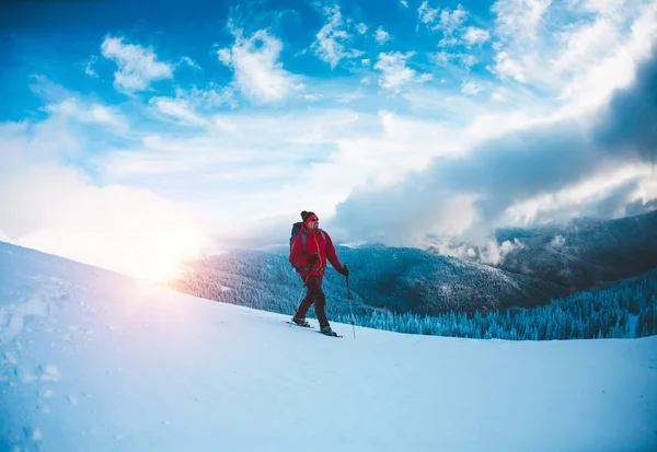 Ένας άνθρωπος με χιονοπέδιλα στα βουνά. — Φωτογραφία Αρχείου