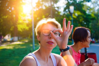 Kız jest iyi gösterir.