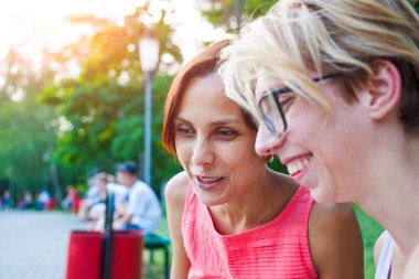 İki kadın parkta konuşuyor.