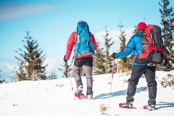 Zwei Bergsteiger sind in den Bergen. — Stockfoto