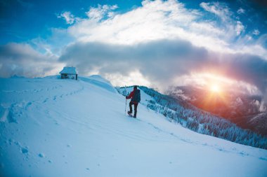 Dağcı kulübe gider.