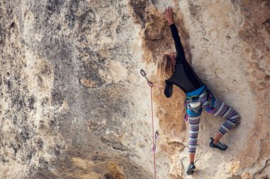 Kaya kız tırmanıyor.
