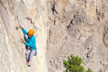 Kaya kız tırmanıyor.