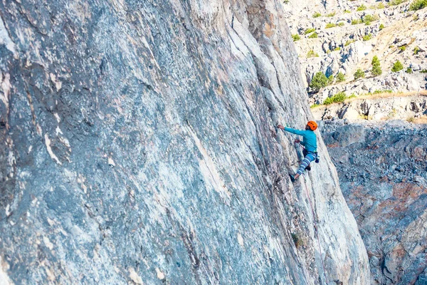 Das Mädchen erklimmt den Felsen. — Stockfoto