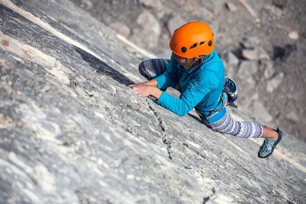 Das Mädchen erklimmt den Felsen. — Stockfoto