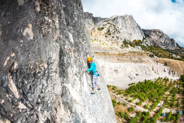 Girl climbs the rock. — Stock Photo, Image