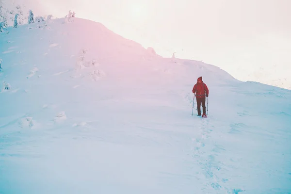 Un hombre en raquetas de nieve en las montañas . —  Fotos de Stock