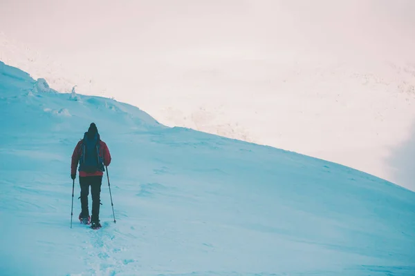 A man in snowshoes in the mountains. — Stock Photo, Image