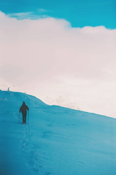 산에서 풀어요에 있는 남자. — 스톡 사진