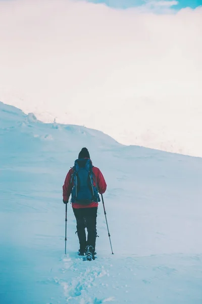 Bir erkekte dağlarda kar ayakkabıları. — Stok fotoğraf