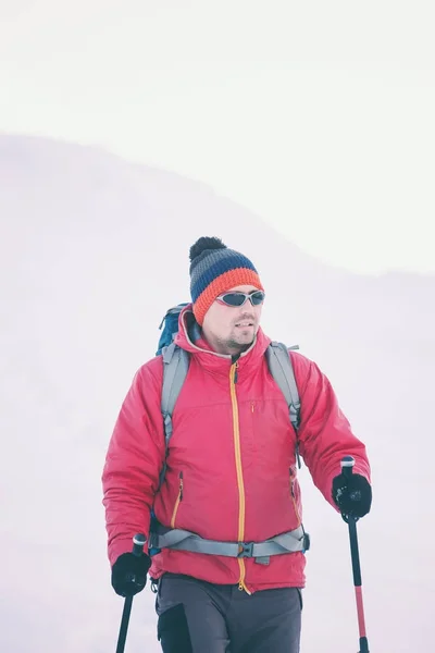 Um homem de sapatos de neve nas montanhas . — Fotografia de Stock