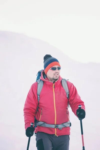 Un uomo con le ciaspole in montagna . — Foto Stock