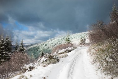 Ayak izleri üstünde bir kar kaplı dağlarda iz.