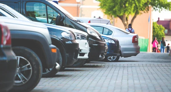 Carros de estacionamento na rua . — Fotografia de Stock