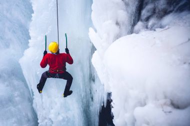 dağcı buzda tırmanıyor