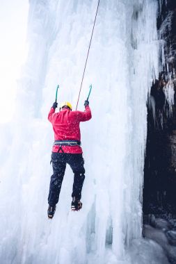 dağcı buzda tırmanıyor