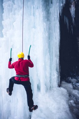 dağcı buzda tırmanıyor
