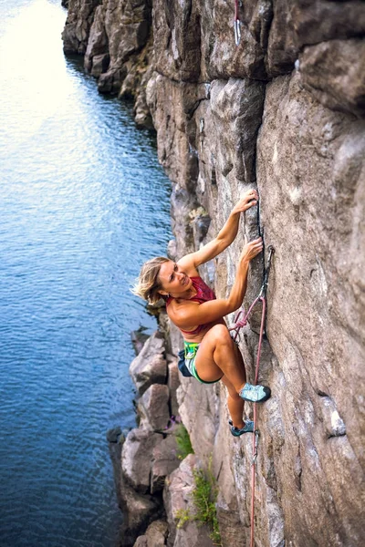 Mädchen erklettert den Felsen — Stockfoto