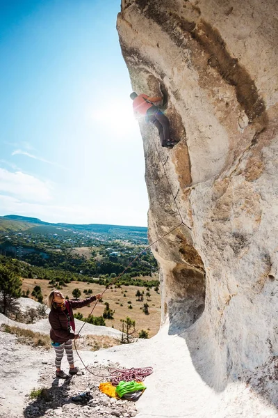 Dos escaladores están entrenando . — Foto de Stock