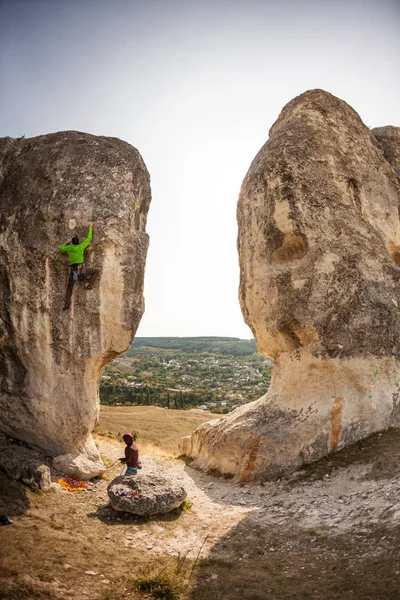 Dos escaladores están entrenando . — Foto de Stock