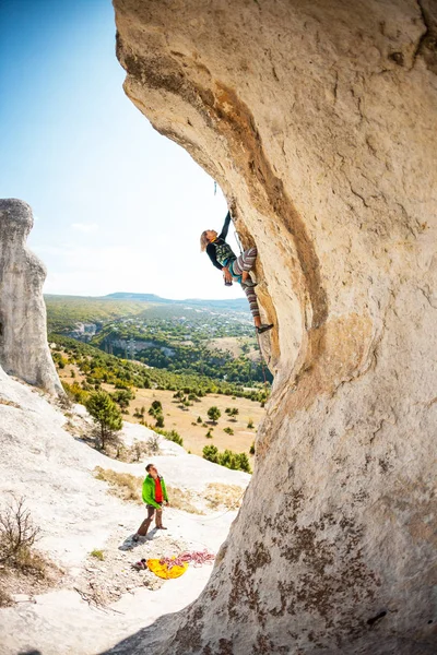 Dos escaladores están entrenando . — Foto de Stock