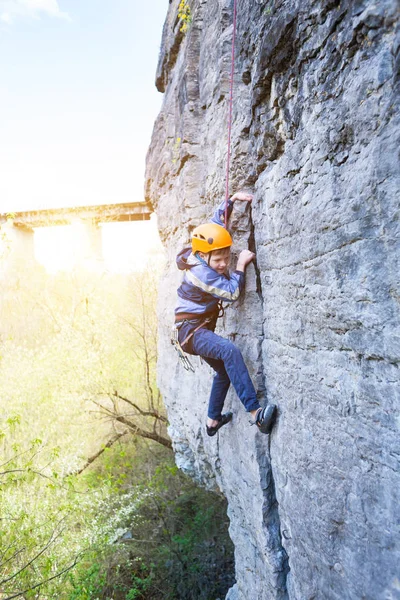 Niño escalador de roca sube el acantilado . — Foto de Stock