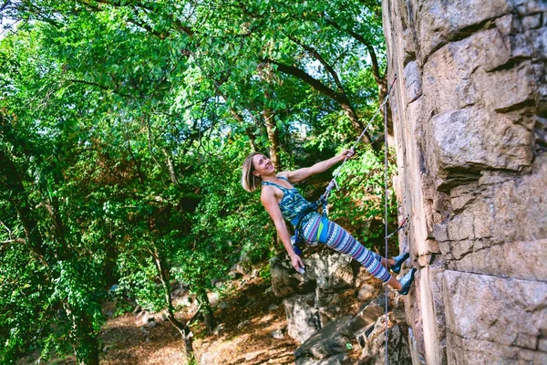 Κορίτσι ορειβάτης σε βράχο. — Φωτογραφία Αρχείου