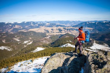 Bir sırt çantası ile dağcı.