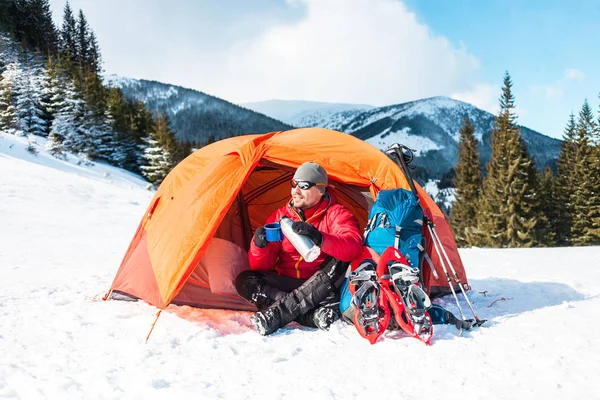 Um homem perto de uma tenda no inverno . — Fotografia de Stock