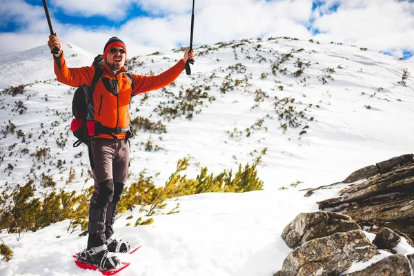 Männlicher Tourist in Schneeschuhen. — Stockfoto