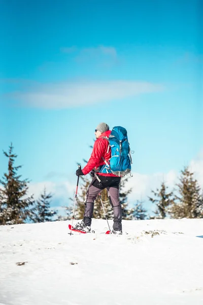 冬の山で登山者. — ストック写真